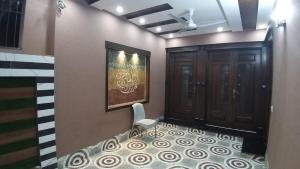 拉合尔Al-Nafay Guest House R1的一间设有门廊和椅子的房间
