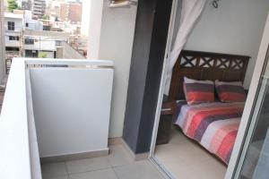 圣米格尔·德·图库玛Balcarce city的一间小卧室,配有床和窗户