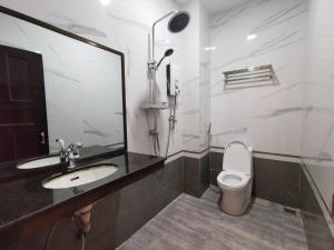 西哈努克Invito Guesthouse的一间带水槽和卫生间的浴室