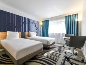 拉罗谢尔拉罗谢尔中心诺富特酒店的酒店客房配有两张床和一张书桌