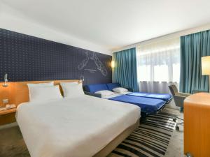 拉罗谢尔拉罗谢尔中心诺富特酒店的酒店客房配有两张床和一张书桌