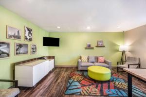布雷登顿WoodSpring Suites Bradenton的带沙发和电视的客厅