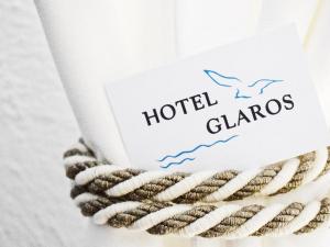 新马尔马拉斯Glaros Blue的一条带读酒店杂物的标志的白色绳子