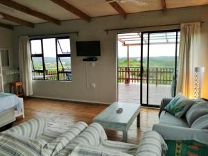 索德瓦纳湾Dune View Cottage的带沙发和电视的客厅以及阳台。