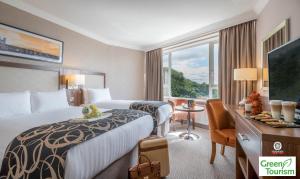 科克克莱顿银泉酒店的酒店客房设有两张床和大窗户。