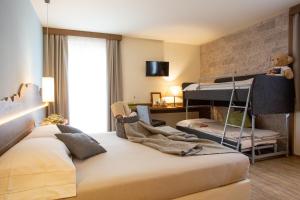 图恩诺图弗木屋酒店 - 山湖的一间带两张双层床的卧室和一间房间