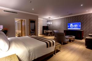 麦德林麦德林达恩卡尔顿酒店的配有一张床和一台平面电视的酒店客房