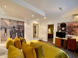 比勒费尔德比勒费尔德公园酒店的一间卧室配有黄色的床和电视