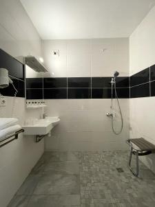 Hôtel Restaurant Kyriad Direct DIJON NORD - Zenith - Toison d'Or的一间浴室