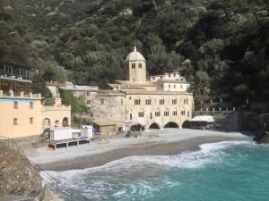 卡莫利La Casa della Fiore的海滩边的一座水面建筑