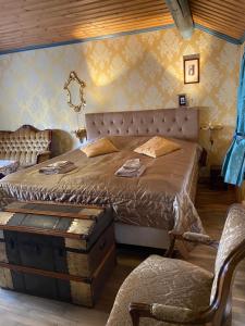 法伦Olsbacka cottage的一间卧室配有一张床、一把椅子和一张桌子