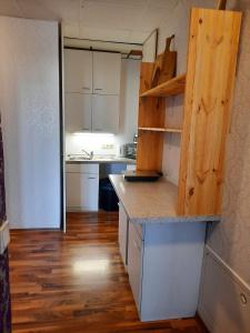 斯图加特Easy Stay Residence的厨房配有白色橱柜和木制台面