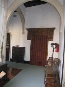 乌贝达拉马布拉宫廷酒店的一间红色门和椅子的房间