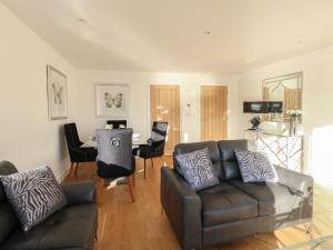 韦茅斯Harbourside Haven Apartment 3的客厅配有沙发和桌子