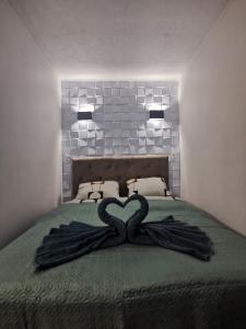 帕内韦日斯R&J Apartment II的床上的两条心形毛巾