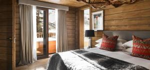 塞拉内华达厄尔滑雪Spa酒店的一间卧室设有一张床和一个大窗户