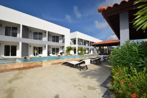 棕榈滩Arena Condos Aruba - few steps from Eagle Beach!的一座带游泳池和大楼的度假村