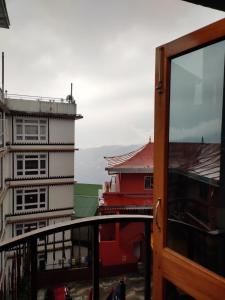 甘托克Hotel The Narayani Continental的阳台享有建筑的景致。