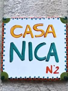 陶尔米纳Casanica-Taormina的墙上的标志,上面写着: