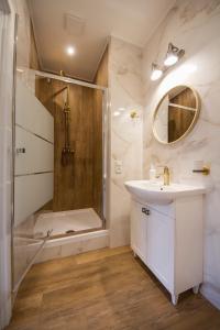 基辅Idea Design Apart-Hotel Chykalenka的带淋浴和盥洗盆的浴室