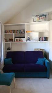 勒蒙多尔Résidence azur sancy的客厅里设有一张蓝色的沙发,配有书架