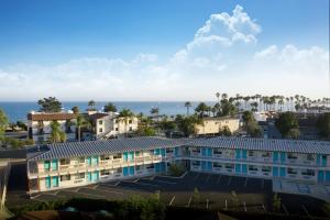 圣巴巴拉圣特巴巴拉6汽车旅馆 - 海滩的公寓大楼的背景是大海