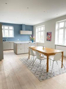 奥尔堡aday - 4 Bedroom - Modern Living Apartment - Aalborg的一间厨房,里面配有桌椅