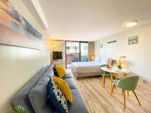 檀香山Bamboo Hotel Charm, Moments from the Sandy Shore的带沙发、床和桌子的客厅