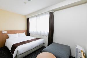 东京后乐园永安国际酒店的酒店客房设有床和窗户。