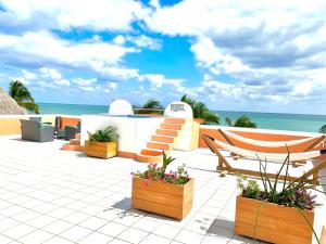 库尔克岛Seaside Villas的一个带椅子和鲜花的庭院和大海