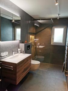 Ferienwohnung Pontresina - Chesa Andrea - Gartensitzplatz的一间浴室
