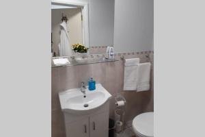 卡洛Mews with garden views的白色的浴室设有水槽和镜子
