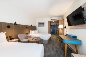 利马利马皇冠假日酒店的酒店客房配有两张床和一张书桌