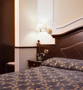 罗马罗马最佳酒店的酒店客房配有一张床和电话