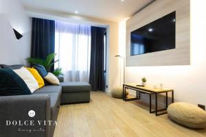 比亚雷亚尔Apartamento Roma living suite en Vila real的客厅配有沙发和桌子