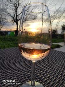 圣艾米隆299 Bigaroux的坐在桌子上一边欣赏日落,一边品尝葡萄酒