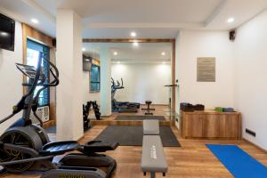 博帕尔西拉子克瓦里提汽车旅馆的健身房,配有跑步机和健身器材