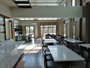 马尼拉Studio Deluxe @ Sta.Lucia East Grand Mall - Hotel & Residences的用餐室设有桌椅和窗户。