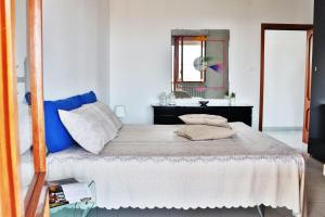 罗卡圣焦万尼La finestra sugli ulivi - YourPlace Abruzzo的一间卧室配有一张带镜子和水槽的床