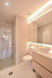阿威罗Peixinho Avenue Apartment的浴室配有卫生间、盥洗盆和淋浴。