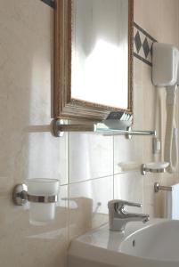 博洛尼亚博尔戈酒店的一间带镜子和水槽的浴室
