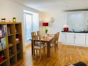 爱丁堡Remarkable 2 Bed Apartment in Edinburgh的一间厨房,里面配有桌椅