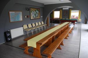 ApostagCasa Napsugár Panzió的一间会议室,配有长桌子和椅子