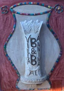 特罗佩阿Villa Annina B&B的白色花瓶上写着孟加拉语