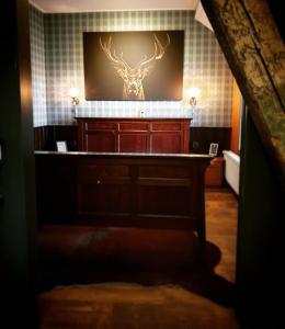 Warfstermolen杜斯耶住宿加早餐旅馆的墙上挂着鹿的照片的房间