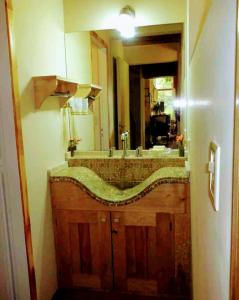 圣马丁德洛斯Cabaña Adolim的一间带水槽和大镜子的浴室