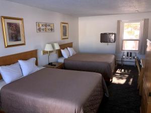 艾恩伍德豪斯特经济旅馆的酒店客房设有两张床和电视。