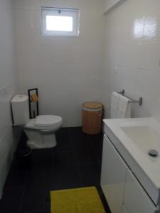 曼瓜尔迪Casa do soito的浴室配有白色卫生间和盥洗盆。