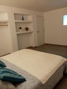 曼瓜尔迪Casa do soito的一间卧室,卧室内配有一张大床