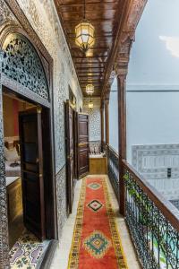 马拉喀什Riad Atlas Mejbar的楼房的走廊,地板上铺着地毯
